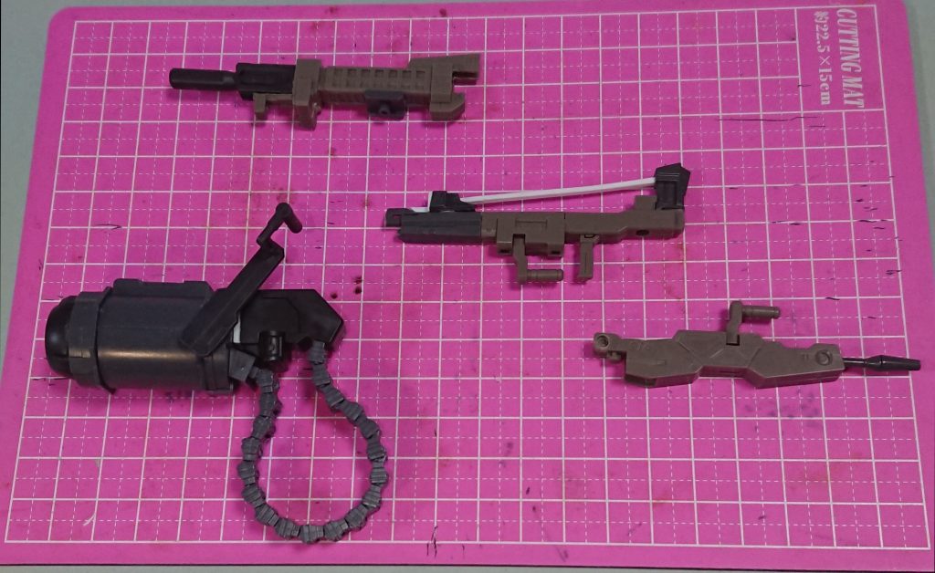 武器の構成パーツ。真ん中のビームライフルの持ち手の高さが、今より高い。支えの補助パーツもついてなく、本体のどこに接続するか悩みました。Sぽく股下かエルガイム風で前にコードも良いかなと…結局、原作イメージを大切にするため、横エプロンの裏に接続。