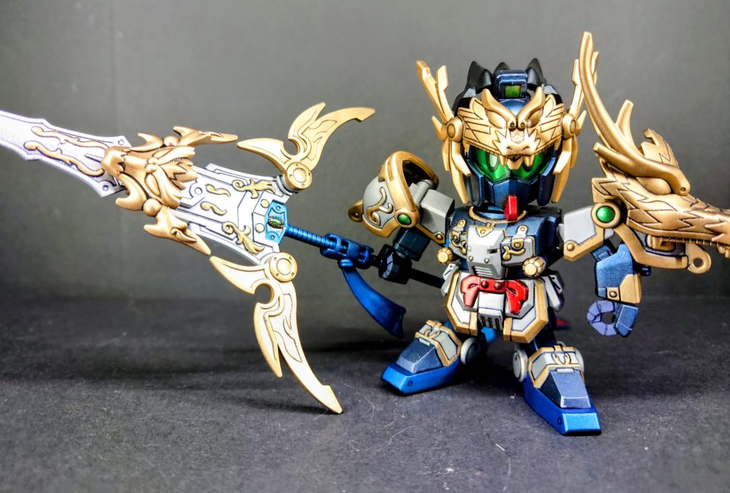 獅龍極煉槍という武器ですが、デカイ!今までの三国伝の中でも、ずば抜けてデカイ😂呂布トールギスの方天画戟もデカイけど、あっちは本体もデカイからなぁ😅シルバーの部分は成型色は白でしたが箱見本は銀なので銀にしました。