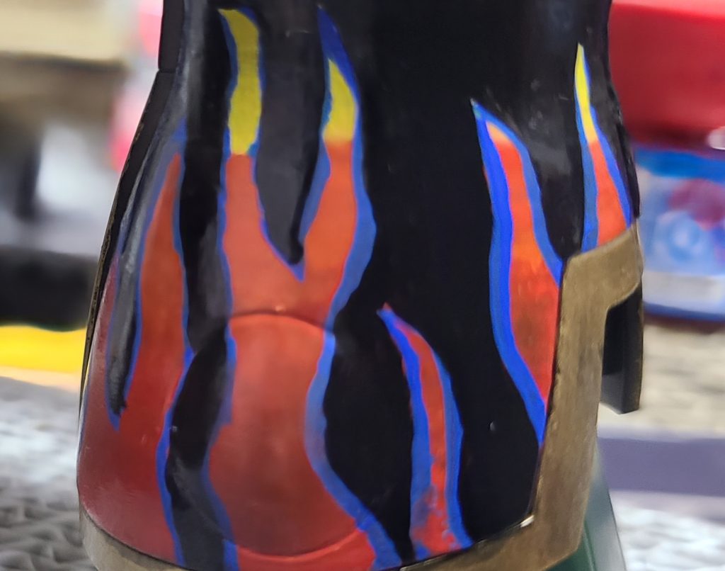 ファイヤーパターンを描くのが楽しいです、ガンプラのファイヤーパターンはまだまだやってる方が少ないので自己流開拓が好きな自分としてはなんかいい感じです!