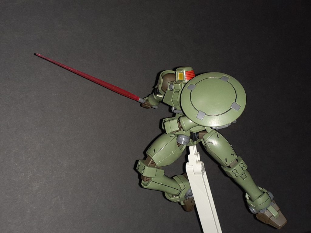 肩アーマーを外して肩シールド。ビームサーベルもシールド裏装備なのは元となったトールギス同様。