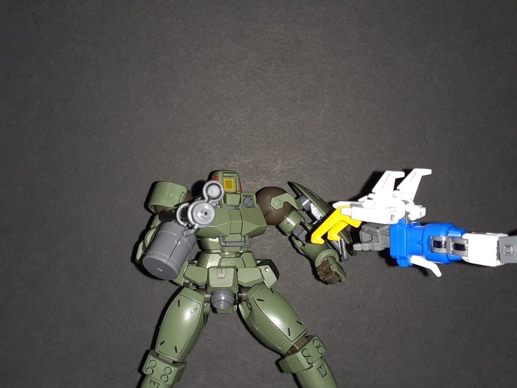 なんで手が伸びて火を噴くんだこいつはぁ！？