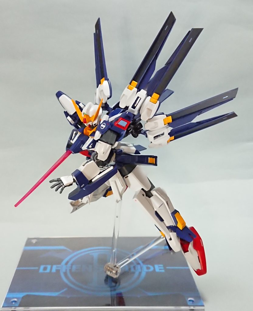 →ID 　オフェンスモード・フェイズ２………！行くぞッ！！「オレは一人だけで戦ってるんじゃない！」Gジェネジェネシス、シスクード突撃を表現。AGE３はサーベル表現も優秀で本当に良キット。羽を延長し、スクラッチ。イラスト ‘‘シスクードのコンセプト(3/3)‘‘ より、バインダー展開モードを表現。羽の形状から色んなモビルスーツを想像できる配置へ、モノアイガンダムの真骨頂とは、寄せていく事とミツケタリ。