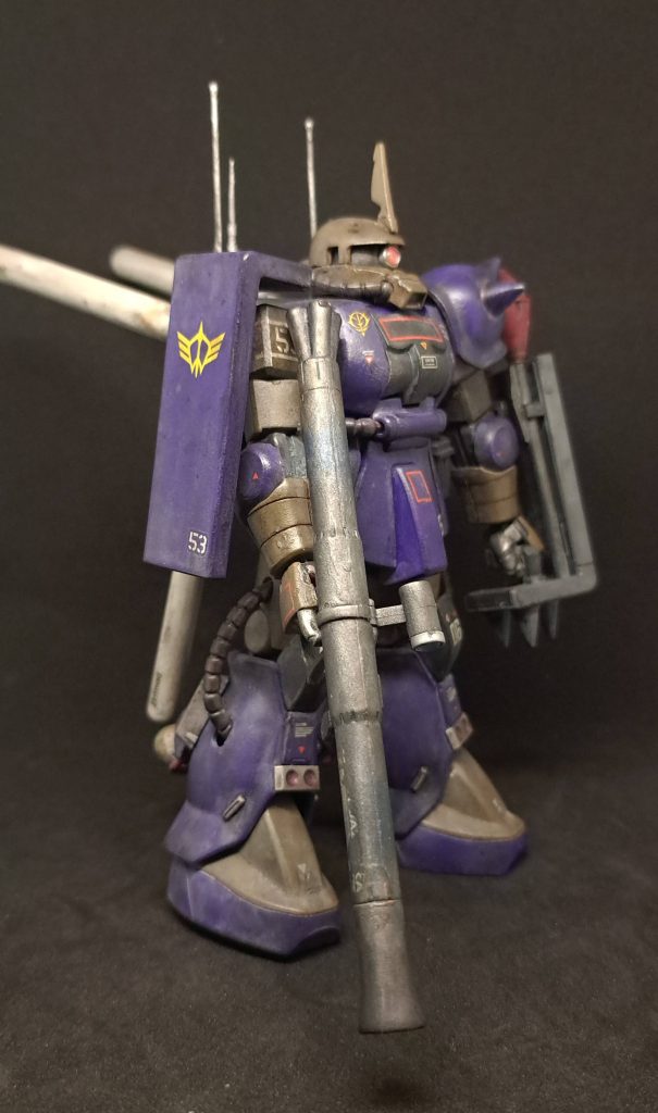 もう一つ意識したのはシーマ艦隊は危険な任務が多かった海兵隊という事もあって、代表的な任務はジャブローから打ち上がった艦隊を大気圏ギリギリで強襲したのではないか。そのためスペースシャトルにも見られる大気の摩擦熱による煤汚れなどを意識しました。普通は作戦後、基地に帰投し整備するのでしょうが、彼女たちは長期任務で艦隊整備という劣悪さを考えて今回はいつもより汚したと思います。ガンスタデビューして半年がたちました。来年も色々な専用機を設定にそったり、自己設定をミキシングしていきたいと思います🙇