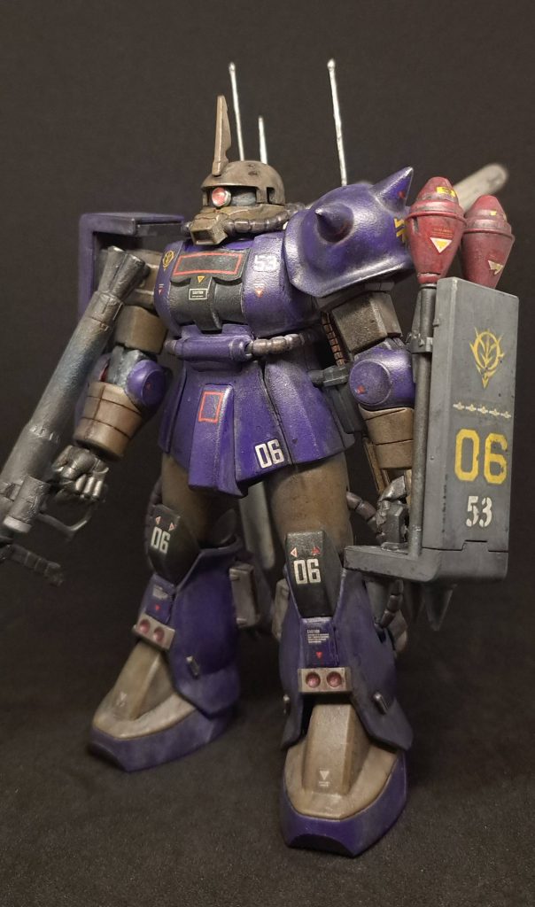 ベースキットはHG　ガルマザクです。なぜR型ではないのか？ジオンのエースパイロットのRタイプのキット化が結構されてきています。大河原設定でも見ることが出来ます。彼女も配備される実力はあると思いますが、私はされなかったと考えています。R-1型はR-1、R-1Aを合わせても80機程度しか生産されていません。受領するのは連邦の戦艦より難しいと言われています。配備には名誉的な意味合いもあったと思われます。そこで、シーマの突撃機動軍海兵隊という立場が引っ掛かってきます。コロニーの毒ガス事件は嵌められたとはいえ、戦後戦犯になっていますし、その後は様々な汚れ仕事をしてきた海兵隊に名誉のR型の配備は出来なかったと思います。