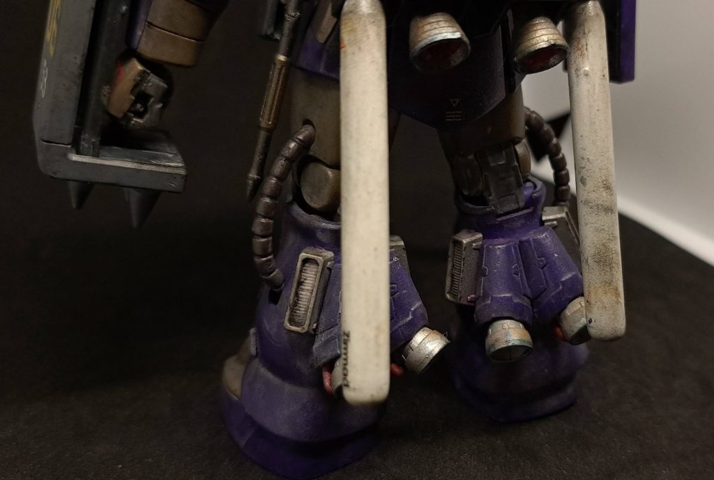 シーマとツイマッドの繋がりはどうしてか？に関して私はヅダの背面部の彼女がいずれ搭乗するガーベラテトラの背面部、特に太もものスラスターの付き方が似ているように感じたのとアナハイムは1年戦争後、ジオン系を吸収した設定もあり、シーマ自身は生き残るために色々なコネクションを持ったともあるので、このザクの頃から繋がりがあったと考え、脚回りのスラスターはヅダやガーベラテトラに近い取付方にしたのと、ゲルググに見られるようにプロペラントタンクを取り付けています。