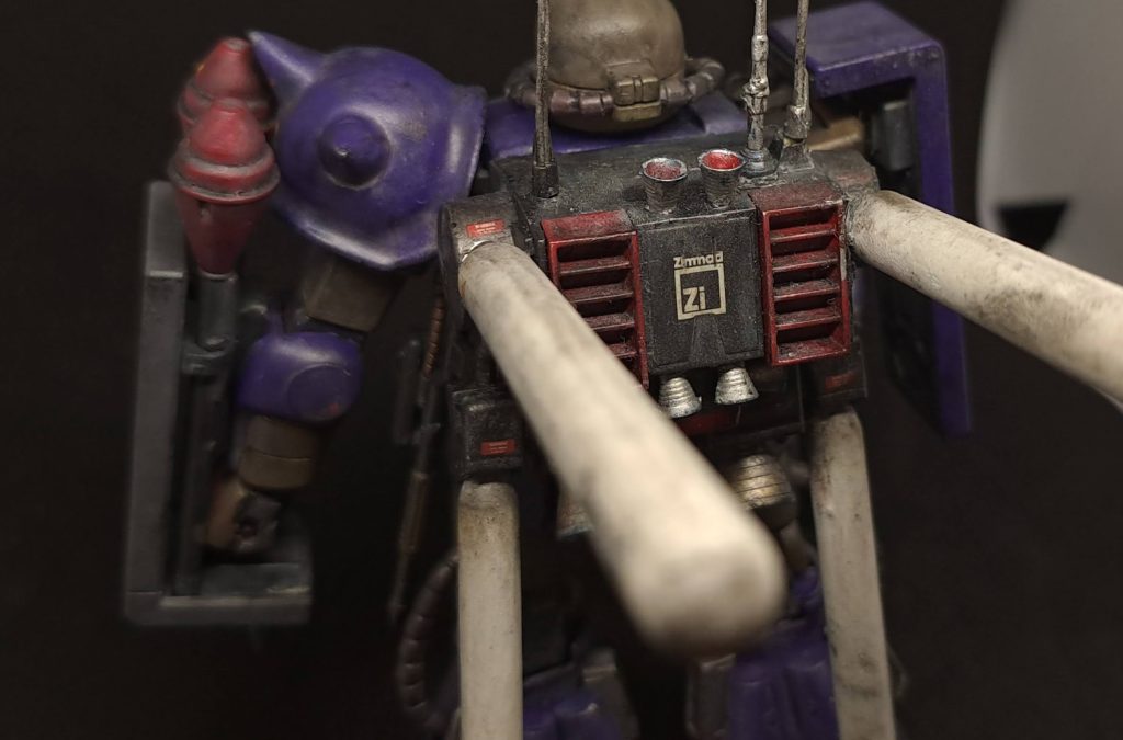 そこで、私はマインレイヤーのバックパックをツイマッド社が改造したのではという自分設定で製作しました。ツイマッド社は次期宇宙用モビルスーツを重力圏で成功したドムに土星エンジンを換装させるプランがありました。ヅダで換装試験をしましたが、強度上の欠点は改善されていなかったため、ライセンス生産していたライバル社のザクを使用します。ランドセルの容量の関係からマインレイヤーのバックパックを改修しました。この自分設定は高機動型ザク　RD-4がドムの脚部の試験のために作られた設定を上半身に置き換えました。