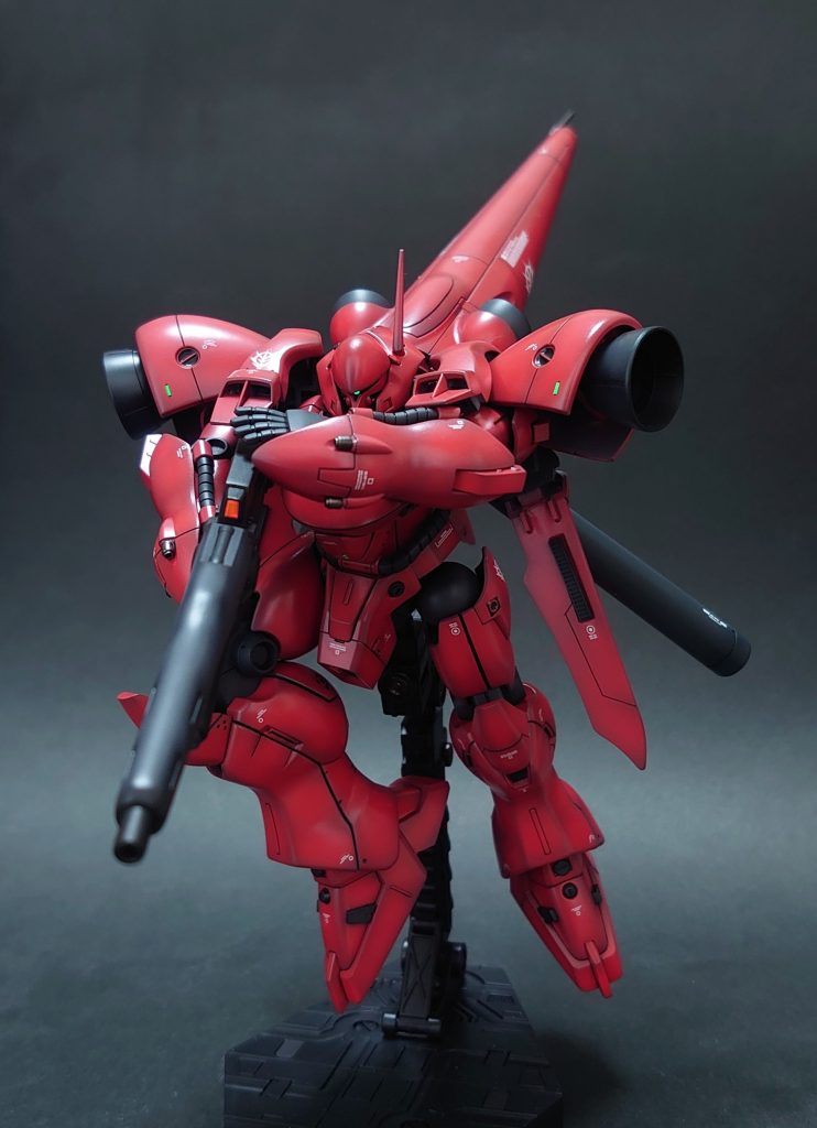 ある方のポージングを真似てみました。ガーベラはこの構え方がよく似合うと思います。