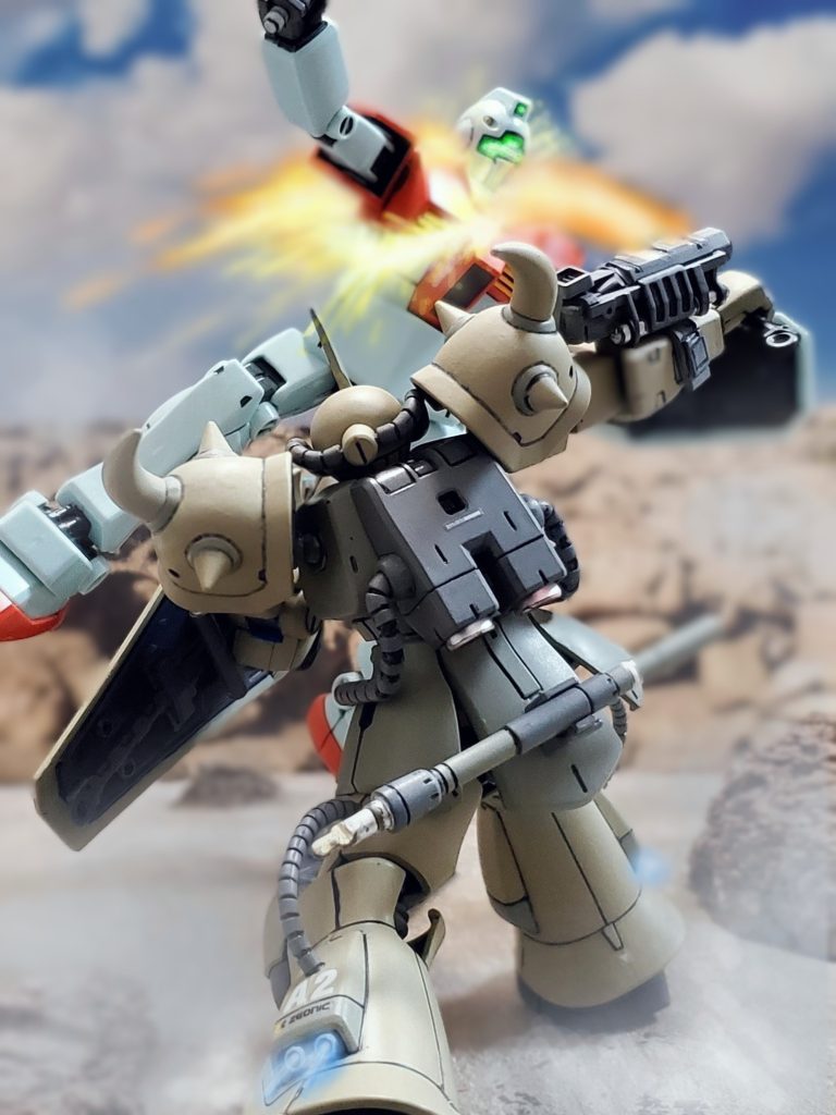 急速なステップでジムの懐に飛び込みヒートサーベルで両断するケラーネ将軍のA2グフ‼️汎用性と機動性向上に成功した本機はバーニア強化とチューンバランスにより瞬間機動力がさらにアップ❕グフ本来の近接戦闘においても、これまで以上に瞬時に敵機へ接近する事が可能となりA2グフは局面を選ばない優良機種に仕上がっていた👍️