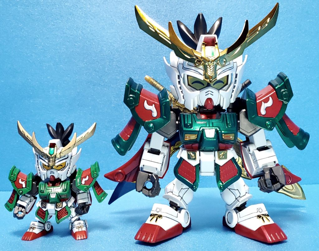 まずはそのサイズ感をご覧下さい。巨大です。左が通常サイズの龍装 劉備ガンダムです。