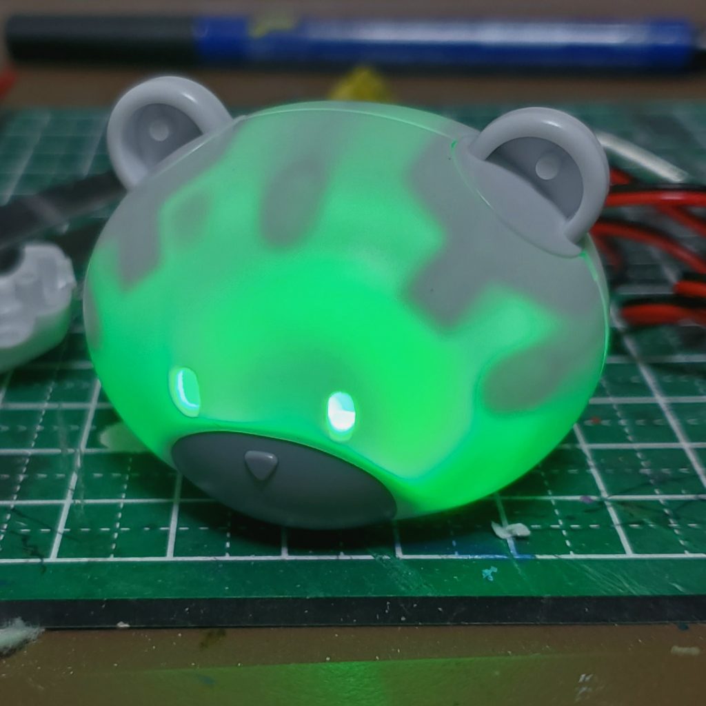 顔と胴体に赤と緑のライトを入れています