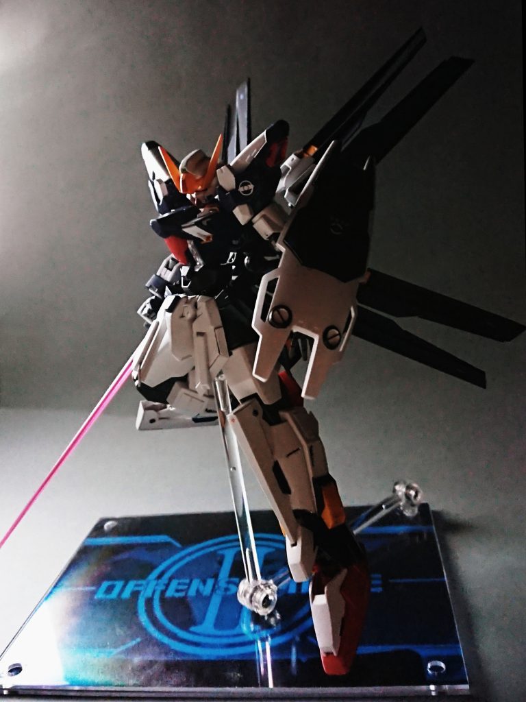 MAD GRAPHTYさんから明暗のアドバイスを頂いたので、斜め横〜後ぐらいの角度で光を入れて、試しにパシャリ。お気に入りの一枚になりました！(zaku-kao6)↓以下、制作記