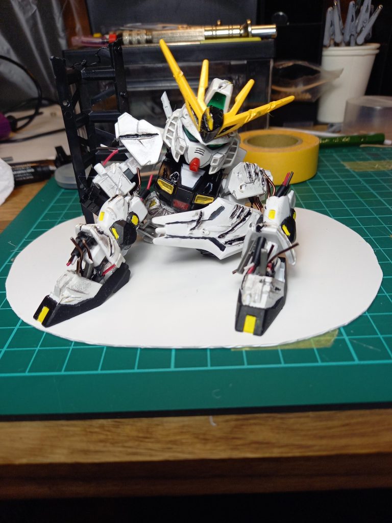 １００均でパーツを探して脚を加工してみました。初挑戦でしたが、機会があればまたチャレンジしたいです(zaku-kao4)