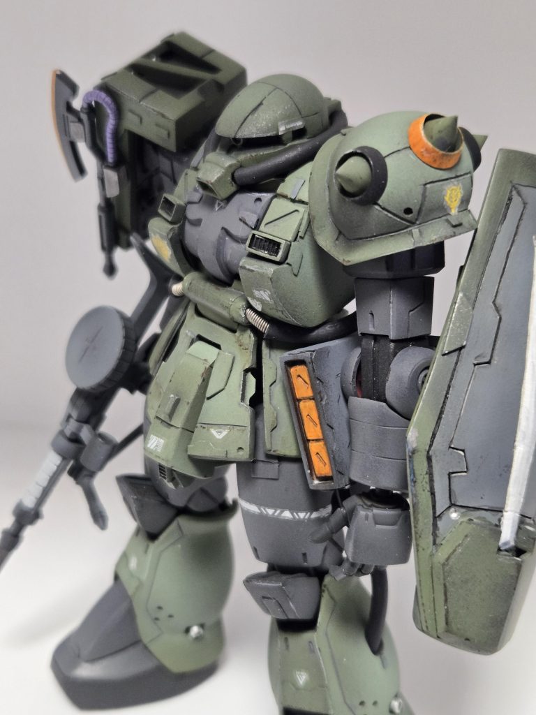 目つきを悪くいかり肩に加工して胸板を厚く太ももを幅増ししてすこしマッチョ体型を目指しました。