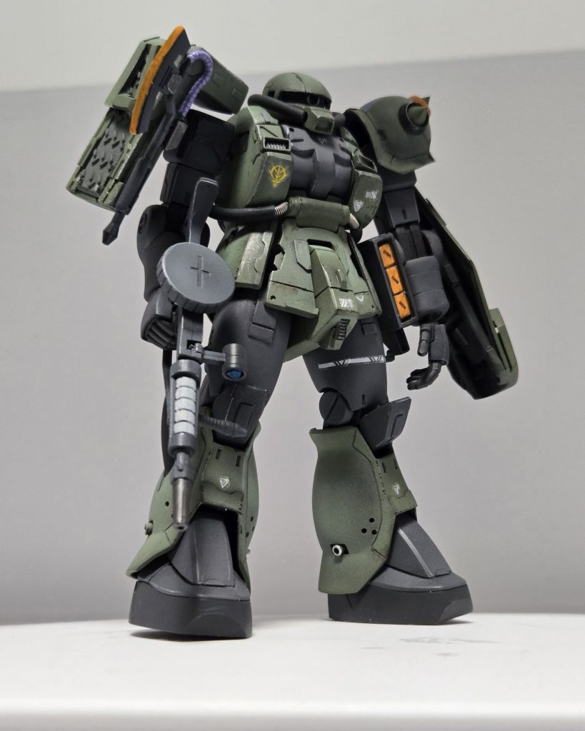 ザクのシールドを短めにカットして厚め装甲化。ミサイルポッドをプラ版制作してネオジム磁石で装備。