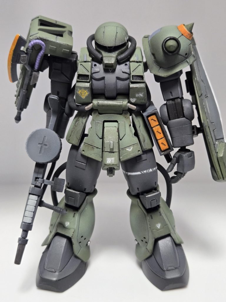 パイプ類は製作中に破損したのでゴムチューブで代用。グフシールドをジャンクから