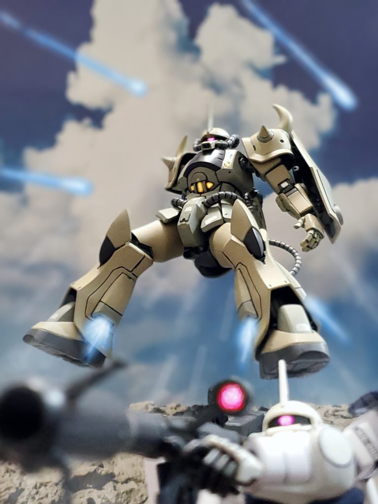 そしてケラーネ将軍は防衛部隊に黒海沿岸のエアポートへの後退を指示。『各部隊、ご苦労であった。全軍この場から撤収する。各機後退のための弾幕を張れ❗』こうして宇宙世紀0079年11月8日、オデッサ攻防戦の長い２日目が終わった…。この戦闘後、ミサイル基地を制圧した連邦部隊はレビル本陣に向けられた無数のミサイルのオート発射コードを順次解除。このミッション終了によりレビル本隊は、ようやくオデッサへの最終防衛ラインへの進攻を開始したのである。そして翌日11月9日、多くの兵士たちが命を散らしたオデッサ作戦は地球連邦軍勝利で幕を閉じるのであった…。連邦軍の進攻を足止めしたケラーネ将軍らもオデッサからの脱出に成功。一路ギニアス少将管轄の拠点ラサ基地へと向かうのであった……💫✨以上、私の妄想イメージによるグフ・スタンダードカスタムとユーリ・ケラーネ将軍の活躍ぶりでした～🤩🎵