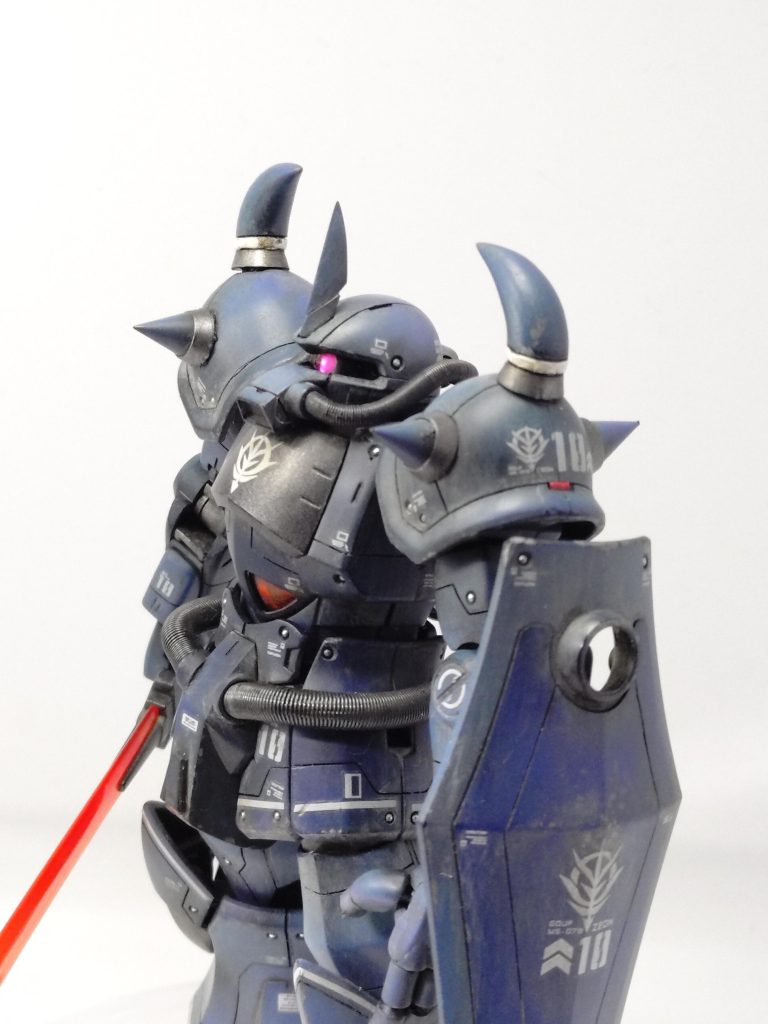 【塗装】あまり効果を発揮していませんが、塗装は黒サフからの黒立ち上げでこんな感じです。手足の青は:東雲ブルー、ハイライトに少し水性セイラマスオカラーのアースブルー。胴体青:Mr.カラーのネイビーブルーから同じくキャラクターブルー黒いところ:Mr.カラーのメタルブラックメカ部:ガイアのスターブライトアイアンヒートサーベル:根本の部分だけクリアレッド