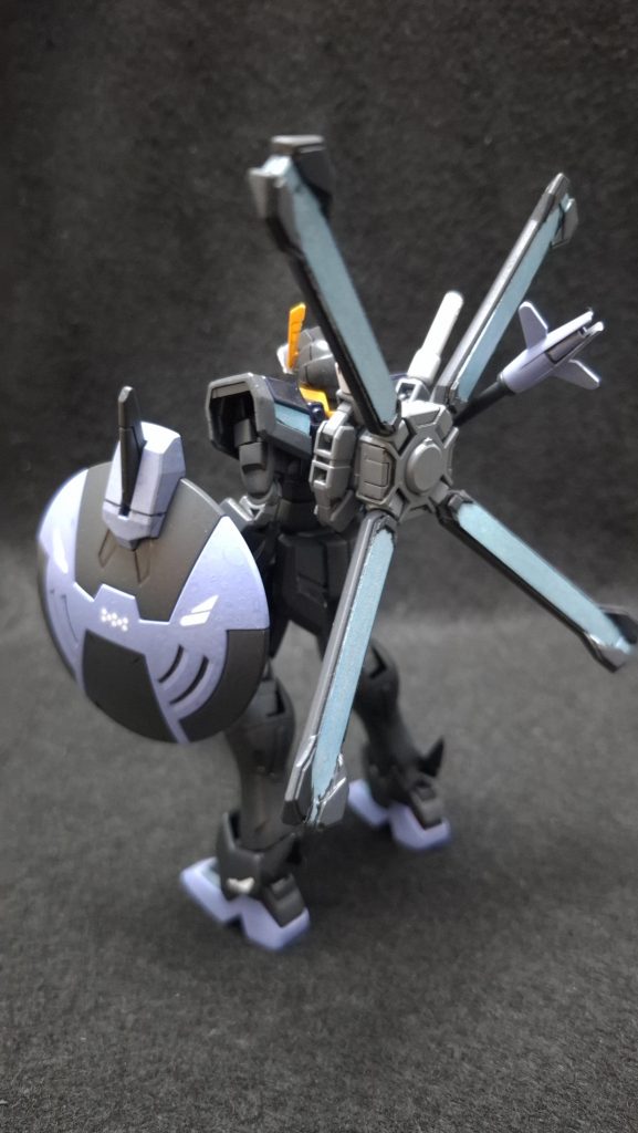 前述の通り基本的には頭部を入れ替えただけなのですが、追加武装としてインジャスティスウェポンズからライテイショットランサーとサークルシールドを持たせてみました。やはりX2には槍が似合う。魔王化でこっそりビームシールドも撤去されているので、実体盾を持たせるのも無理のない設定だったりします。リフレクターミラーユニットが受信したエネルギーはガンダムXの時点でサテライトキャノンのみならず推進力にも使える設定なので、それを利用したランスチャージをすればさぞかし威力が出るだろうと妄想してみたり。