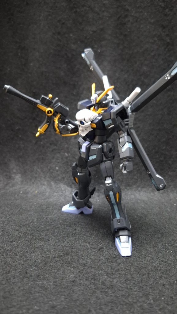 ザンバスターはほぼ単色成形なのでマステして塗り分けました。めんどくさ！　黄色部分はタミヤのキャメルイエローを使用し、細かなミスは水性ガンダムカラーのハイネオレンジで修正しています。ガンダムのスタンダードよりちょっとオレンジよりのイエローの時、このあたりの色は頼りになります。