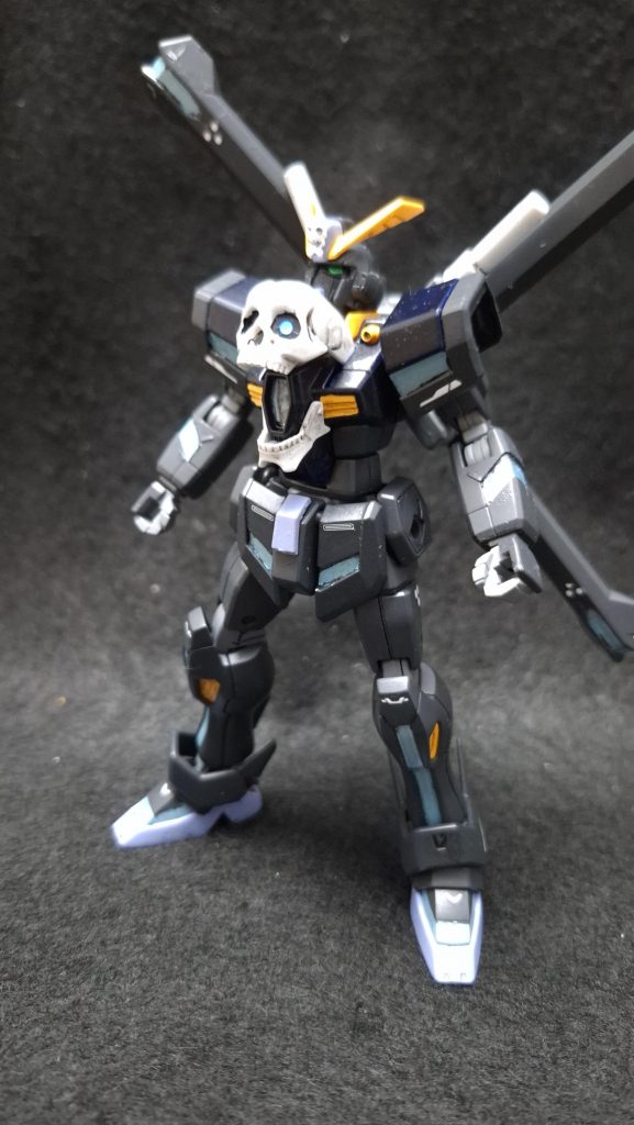 本体各部のリフレクターミラーユニットはガンダムマーカーの光の翼ホロブルーを使用しました。また、胸部ドクロは他の方の作例を参考に軽くパールホワイトを吹き、30MM用の3Dメタリックシールを貼り付けています。ライバルよりは弟分的な位置づけで作っているので、目はX2改の赤ではなくクロスボーン魔王の緑の方を選択。