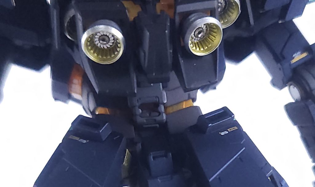 バーニアは薄く削って内部は余ってたメタルパーツでディテールアップ