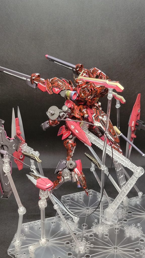 両肩のスラスターキャノンは遠距離戦の要、長物を振り回すとき邪魔にならないよう折りたためるぞ！計8機のビット兵器は連結させて4機にすると出力が上がる設定、ワイヤーブレードシールドはルプスレクスのブレードのように振り回せる中距離武器それらを掻い潜って懐に潜り込んでくる敵には爪先ブレードとヒートパイルをぶちこむのだ😎