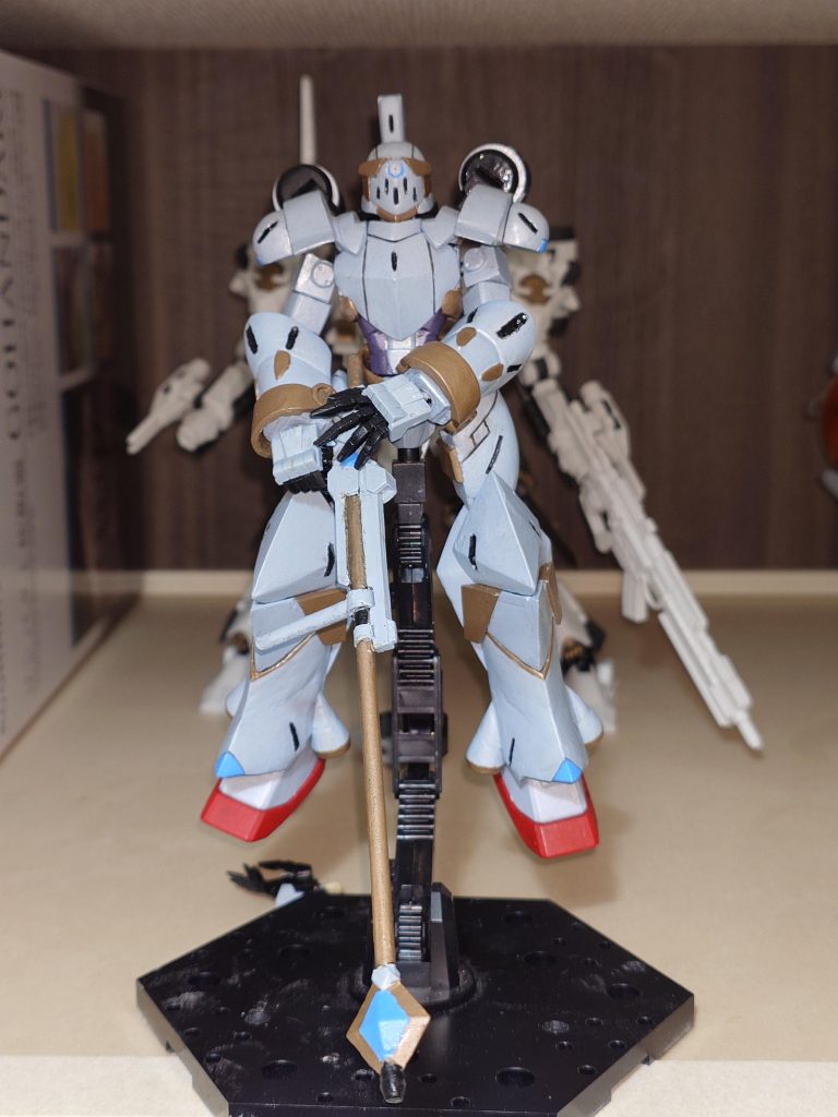 ジム・ナイトカスタム。騎士鎧風の装甲と背中のブースター、長銃型のビームライフルが特徴。ジムだけど、ジムの原型ほとんど足にしか残ってない。