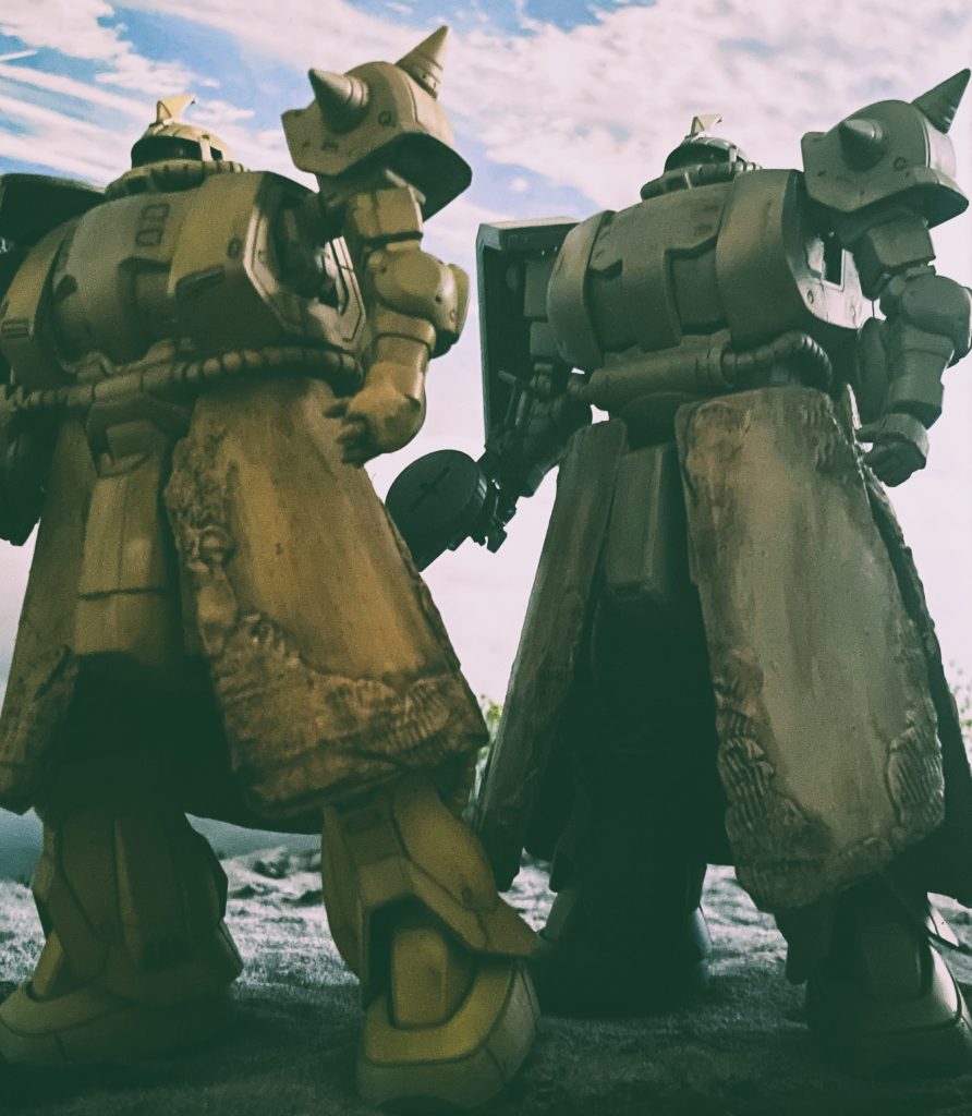 2体ともHGデザートザクとMGザクのミキシングビルドとなります。前方の機体はイエローを前面に出したカラーリング、後方の機体はダークイエローでまとめています。