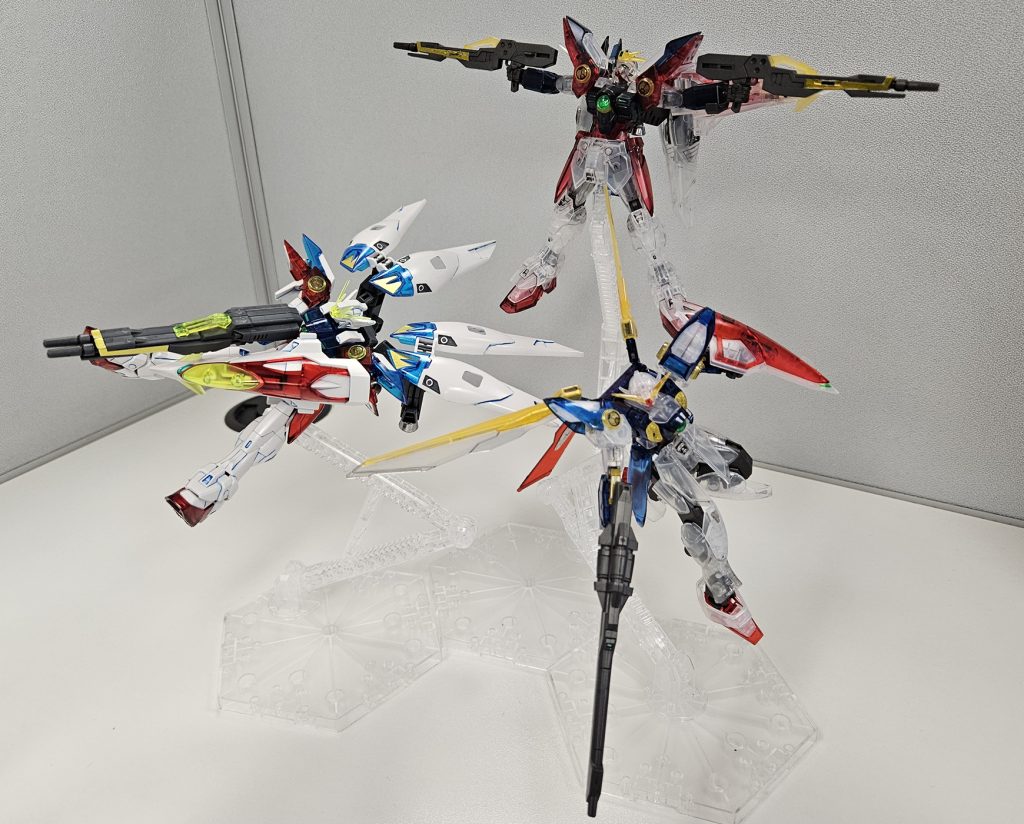 はい以上です今年最後のガンプラ投稿でしたそういえばちょっと前の制作途中投稿でアナザーコンのやつ作りたいといってたけどここ最近は忙しくて間に合えそうにないのでアナザーコンを断念することになりましたいや塗るだけなら今からでも間に合うと思うよでもエピオンを作ることになるとどうしてもやってみたい改造があってそこは時間かけても妥協したくないんですねーだからアナザーコンは諦めてゆっくり作ることにしますよ&nbsp;