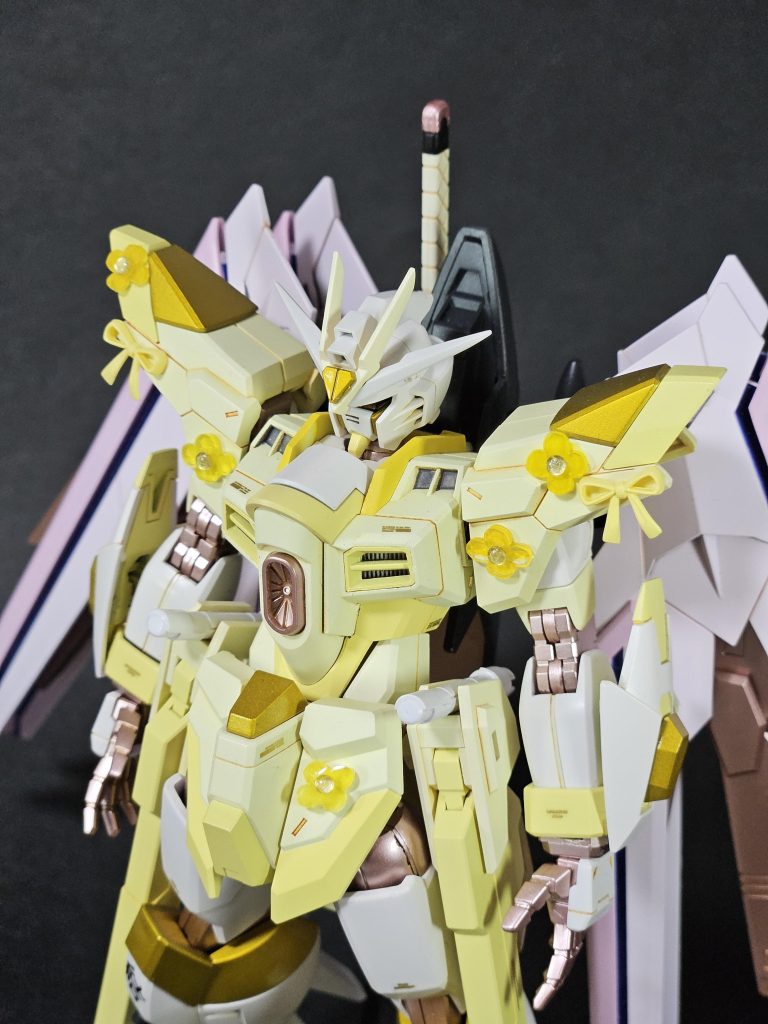 モチーフ衣装をもとに各部に装飾をしています。モチーフ衣装に散りばめられている菜の花のような花模様は、100均の縮む透明プラ板＋Hアイズで表現してみました。透明感があって綺麗です。