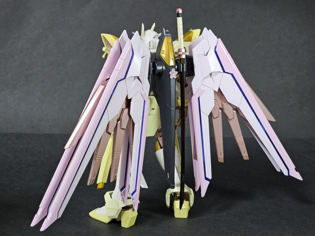 ウイングの装甲をスライドさせると葉月恋のメンバーカラーであるサファイアブルーが出現。ピンクのメタリックシールの上に蛍光ブルーを塗り重ねて無理やり青くしました。この青の有無でだいぶ印象が変化します。