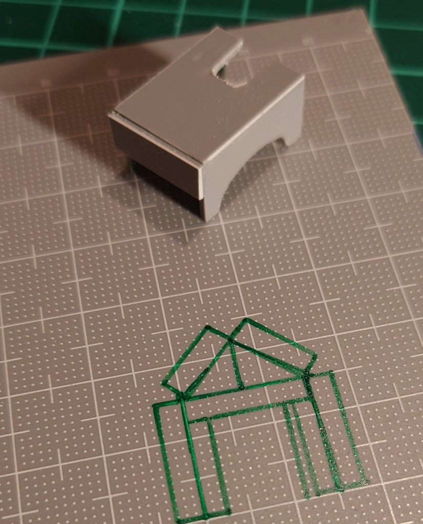 特に工夫したところは、北宋の壺の龍頭です。どうしても腕にハメたくて、エポキシパテや石粘土などで作ろうとしましたが上手く行かず、プラ板で地道に組み上げることにしました。