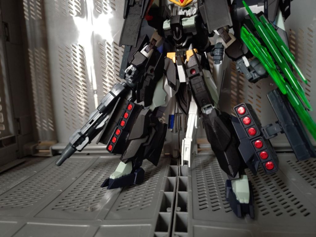 両脚部にはミサイルランチャーを装備。ビームの効きにくい相手に有効な他、ランチャー後方はブースターも兼ねており鈍重そうな見た目とは裏腹の高い機動力に一役買っている。