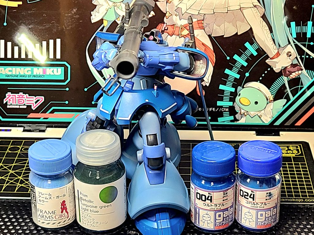 塗装は淡い順にスティレット装甲ブルー、コバルトブルー、ウルトラブルー。肩アーマーの裏とサーベルにターコイズブルー使った。