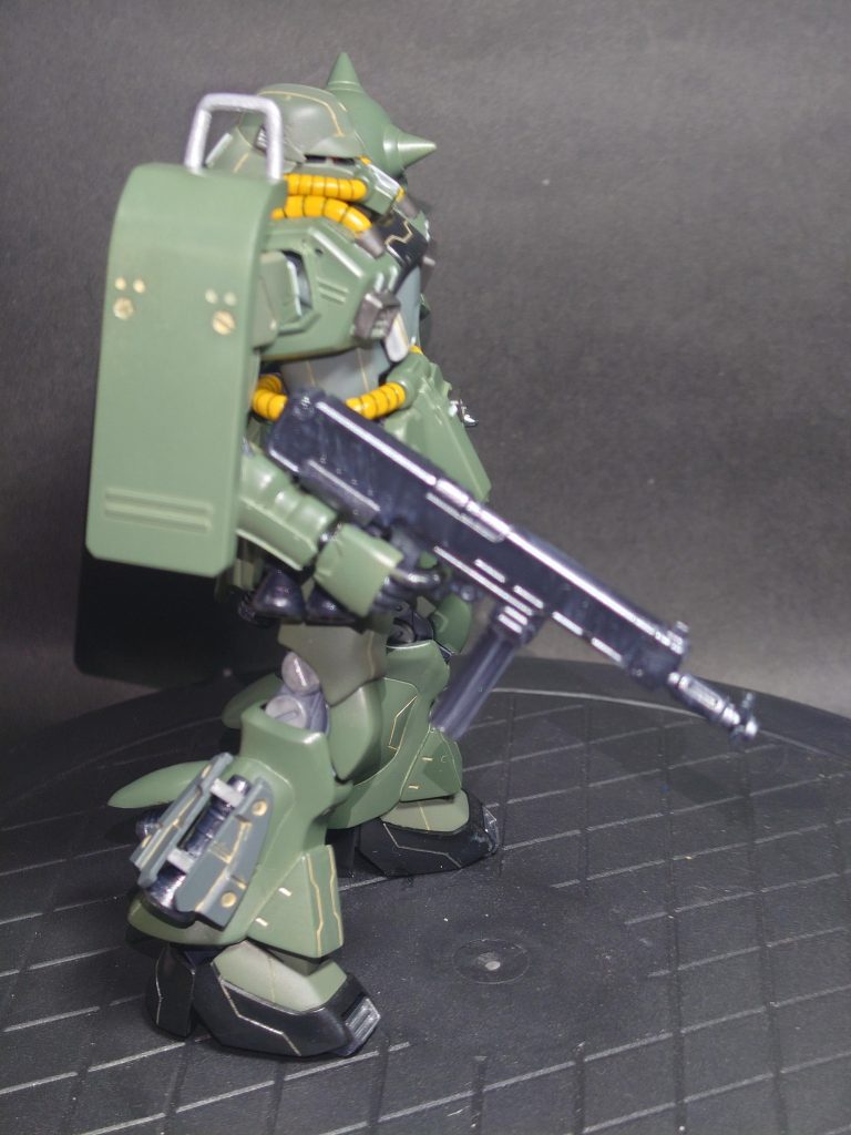 手を止めた整備士が整理中らしき機体から降りてくる。パイロットは声を上げた。「こいつは動かないのか?」「ようやく調整が終わったところで、武装もマシンガンしか用意できてませんよ。」