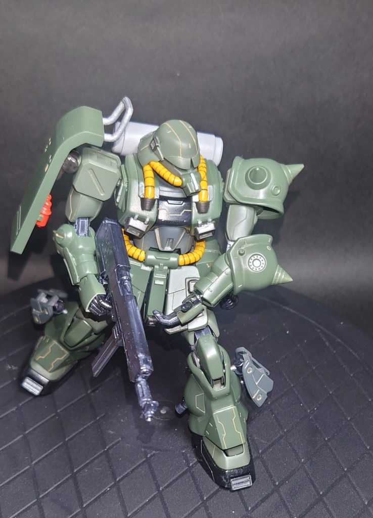 同時に整備場が、というよりア・バオア・クー全体が大きく揺れ動く。パイロットは辺りを見回し自分と整備士の二人しかいないことを確認する。「充分だ、コクピットに二人は乗れるな。お前も一緒に来い!」乗り込もうとするパイロットを整備士が制止する。「あ、そこは・・・」「なんだっ?」「ペンキ塗り立てです。」「・・・」