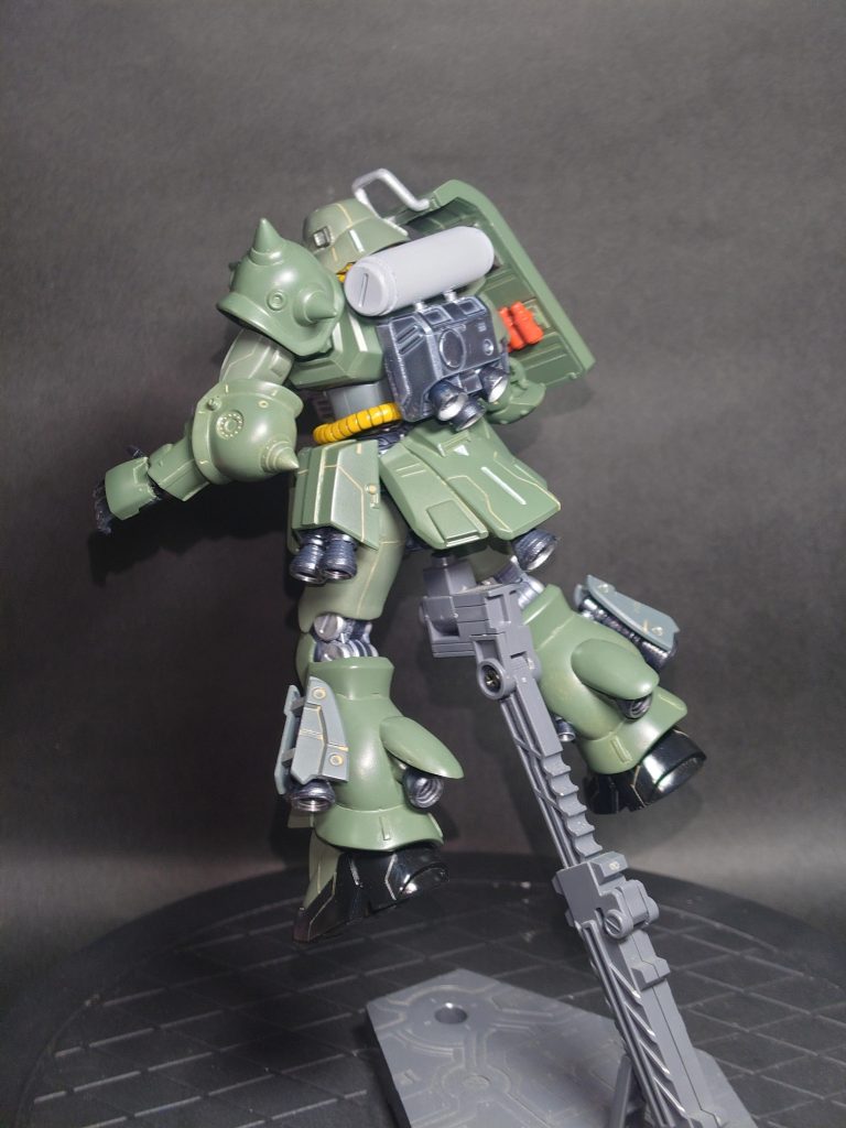 「脱走ですか?」緊張感もなく整備士が声をかける。「バカ言うな、年寄り達の無謀に巻き込まれて死ぬことはない。若い将校達が再起のための場所を用意してある。とにかくこの戦場を抜けてZポイントに向かうんだ!ヒューエンデンからの部隊もとっくに合流してるハズだ。」「だったら丁度良かったですね。タンクとバーニアを増設してますから、戦闘宙域さえ抜けちゃえば何とかなりそうですよ。」「気楽に言うな!ここを抜けるのが一番の難所だろっ!」