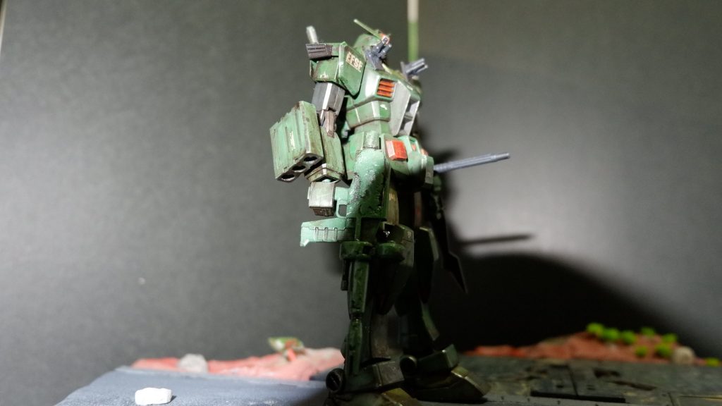 右腕に謎ランチャー(zaku-kao2)