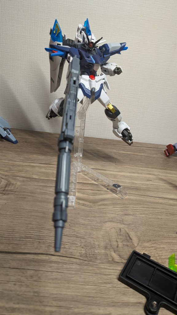 シーズン2との戦いのあと、改修されず保管されていたフリーダムを整備担当のなおととともに改修した機体である