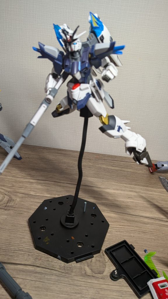 武装は全て更新されており、ウイングライフルに対艦刀、ウイングスナイパーである。ウイング部にバルカン砲を搭載している。