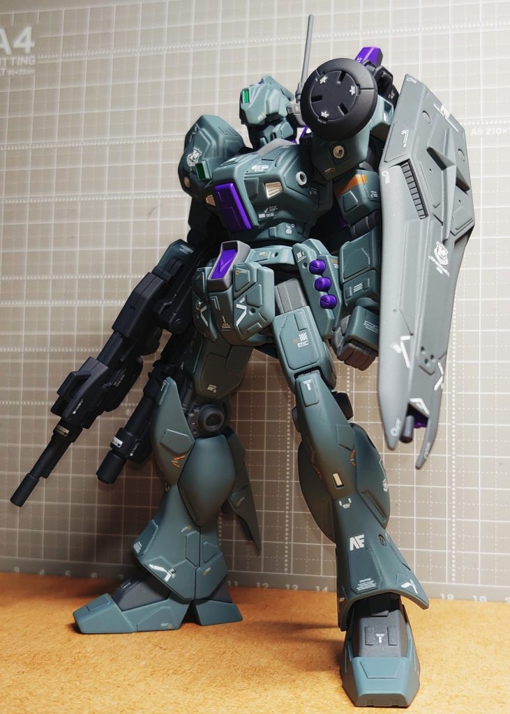 ジェガンをそのまま仕上げるのもよかったのですが、以前にアナザーなνガンダムを制作しており、そのシリーズ機として作ってみました。