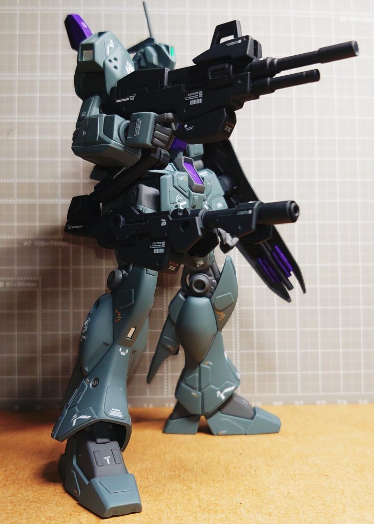 左肩のレドームと腰のサブアームとキャノン？的なやつは詳しくはないですがリユース店で買ったキットに何故か入っていたのを加工して着けました。(´ρ`)