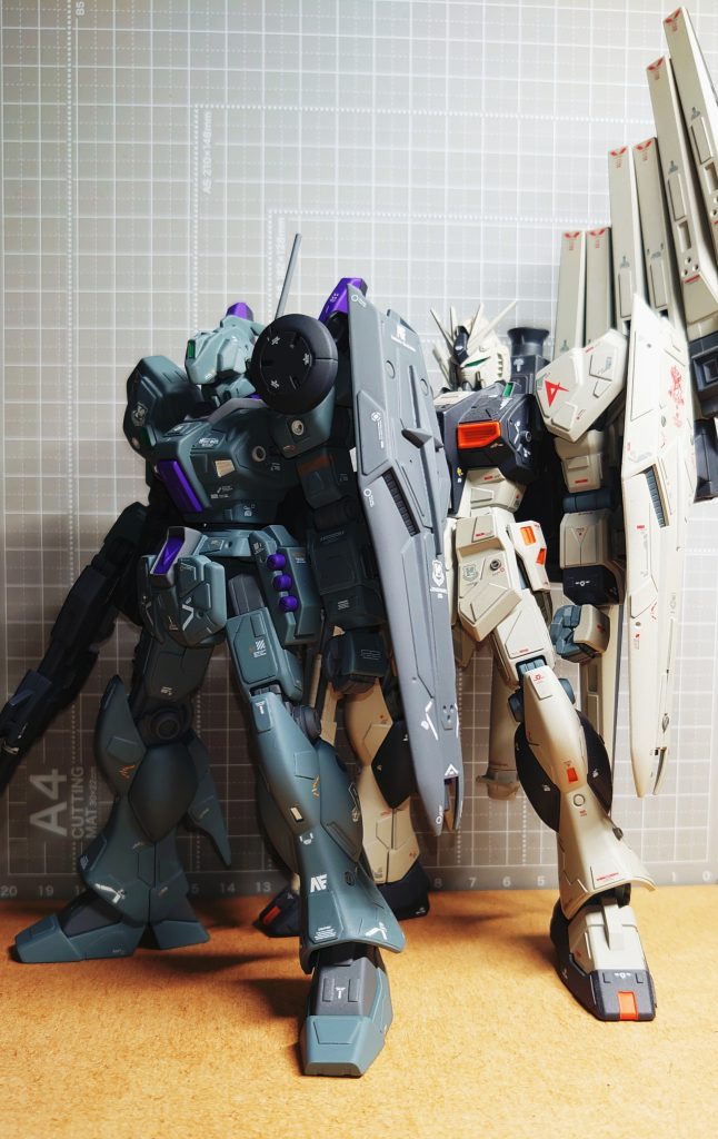νガンダムと。上半身がコンパクトなのでやはり５ミリくらいは低いですw