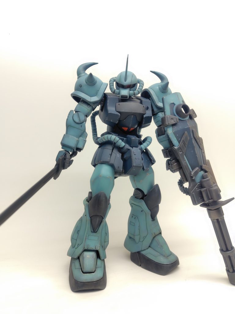 主に可動範囲の改善・可動範囲改善の為のスカート部の分割改造、グフカスの腰の動力パイプがこれほどにも制約あるとは思いませんでした、前後への股関節の可動がほぼ0・・・、少量のスジボリ追加と少量のディテールUPで落ち着かせました。塗装は震える山編での資源枯渇まで使い古した状態をイメージしました。調色これは、いつもの事なのですが、前作・前々作等の余り塗料を最調合していますのでぐちゃぐちゃですね。