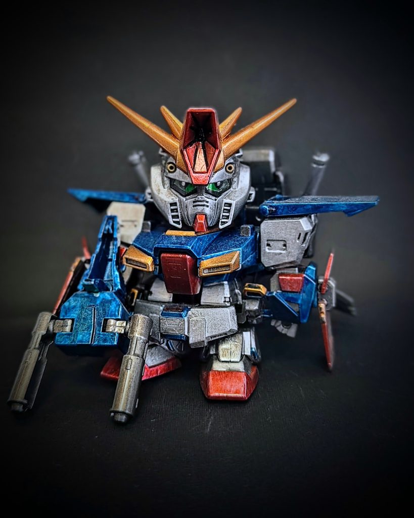 ZZガンダムの前面カット。小林誠さんがSDで描かれていたイラストで瞳を入れていらしたので、こちらは手書きで瞳を入れてみました。