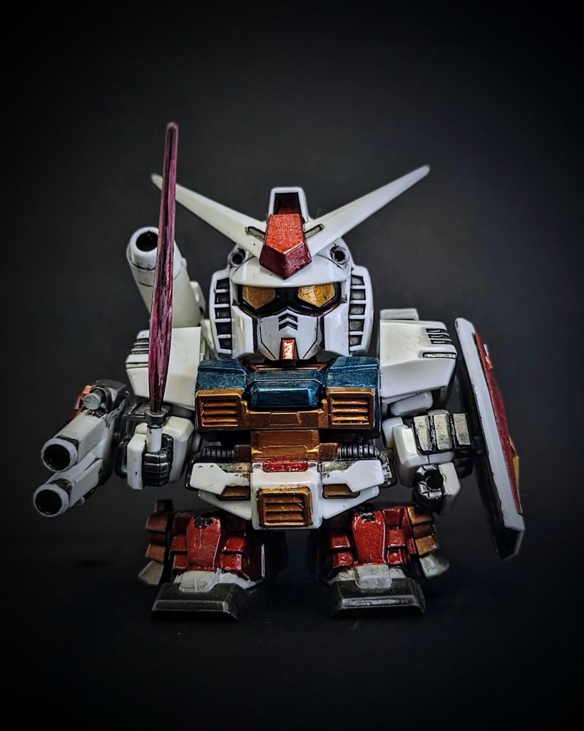 パーフェクトガンダムの前面カット。ガンダムの白場をどう塗るか色々試しているときに作ったもので、成型色に一部ガンダムマーカーのレタッチ（合わせ目消しやバリ取り跡等）を施しつつ、その他はシタデルカラーの筆塗りで塗装しています。