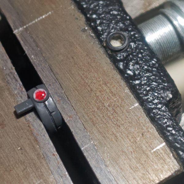 モノアイ加工作業ネット上で加工例を見ながら本体パーツにスジ彫り、墨入れ、2mm穴加工、クリアパーツ追加を行いましたクリアパーツをナイフで切り取り嵌めた後にセメダインのクリア樹脂を流し込み表面張力でいい具合になる様にかためましたお気に入りですが、ホログラムシール等を裏に貼った方がよかったと思います（2枚目）