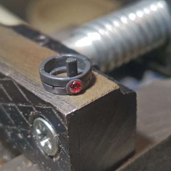 モノアイ加工作業ネット上で加工例を見ながら本体パーツにスジ彫り、墨入れ、2mm穴加工、クリアパーツ追加を行いましたクリアパーツをナイフで切り取り嵌めた後にセメダインのクリア樹脂を流し込み表面張力でいい具合になる様にかためましたお気に入りですが、ホログラムシール等を裏に貼った方がよかったと思います（3枚目）