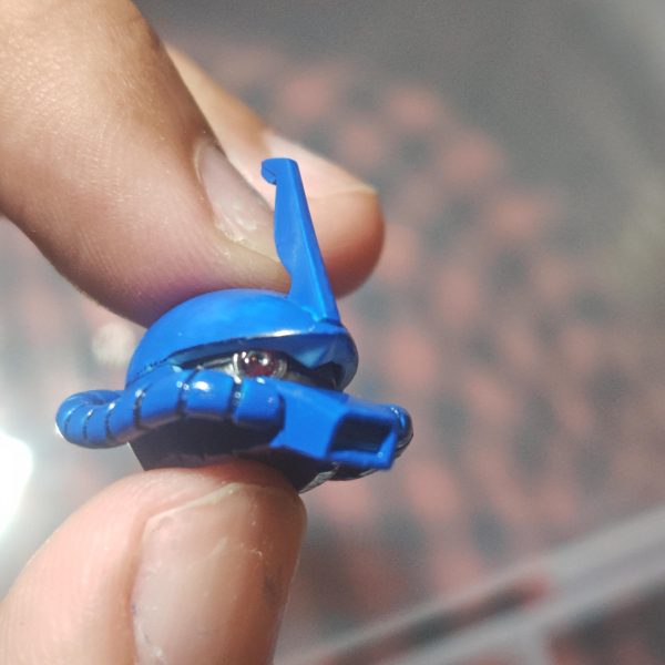 モノアイ加工作業ネット上で加工例を見ながら本体パーツにスジ彫り、墨入れ、2mm穴加工、クリアパーツ追加を行いましたクリアパーツをナイフで切り取り嵌めた後にセメダインのクリア樹脂を流し込み表面張力でいい具合になる様にかためましたお気に入りですが、ホログラムシール等を裏に貼った方がよかったと思います（4枚目）