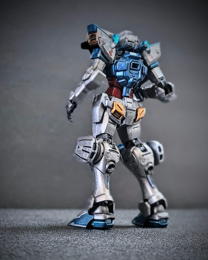 背面カット。肩のスラスターにディテール入れていますが、それ以外は素組みです。